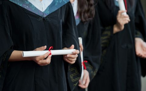 在职研究生：提升职业素养的重要途径