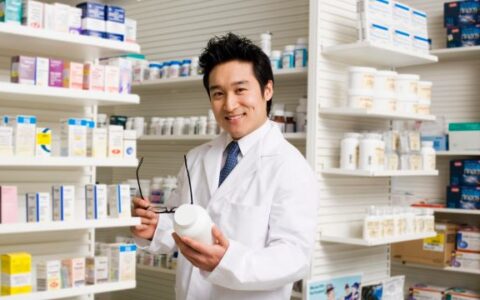 药学成人本科：通往职业药师领域的又一途径