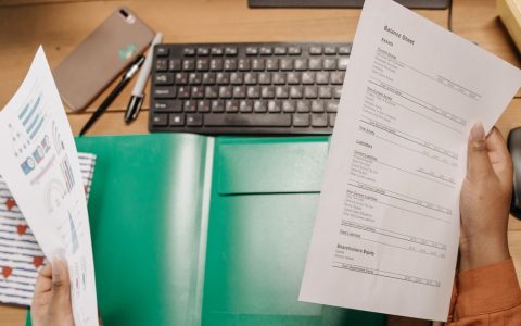 已毕业留学生：申报上海居转户还是走人才引进更合适？学历、社保与落户路径对比