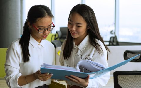无社保如何积分：在上海用学历或资格争取居住证积分的路径与材料