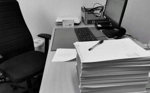 居住证材料电子上传规范：照片尺寸、PDF合并与签章位置
