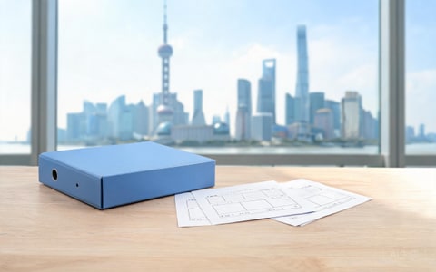 上海落户申请材料与城市背景示意图